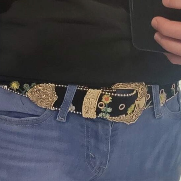 Western Floral Embroidered Buckle Belt - Picture 3 of 6